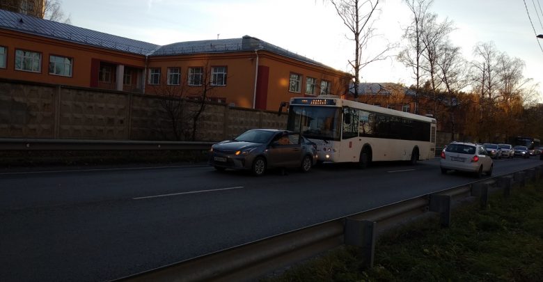 Автобус догнал легковушку на Аккуратова, в сторону переезда на Удельной. Объезд по встречке