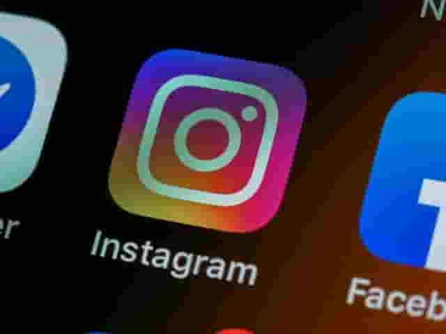 Роскомнадзор потребовал разблокировать в Instagram ролики с российским гимном