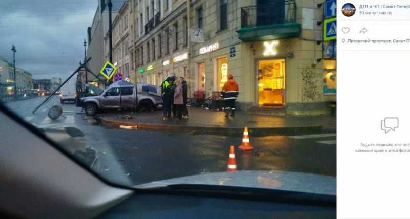Пикап после ДТП вылетел на тротуар и снес дорожные знаки на Лиговском