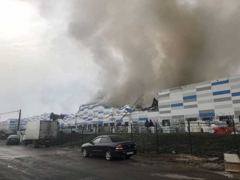 Пожар на складе в Пушкинском районе локализовали, комплекс частично обрушился