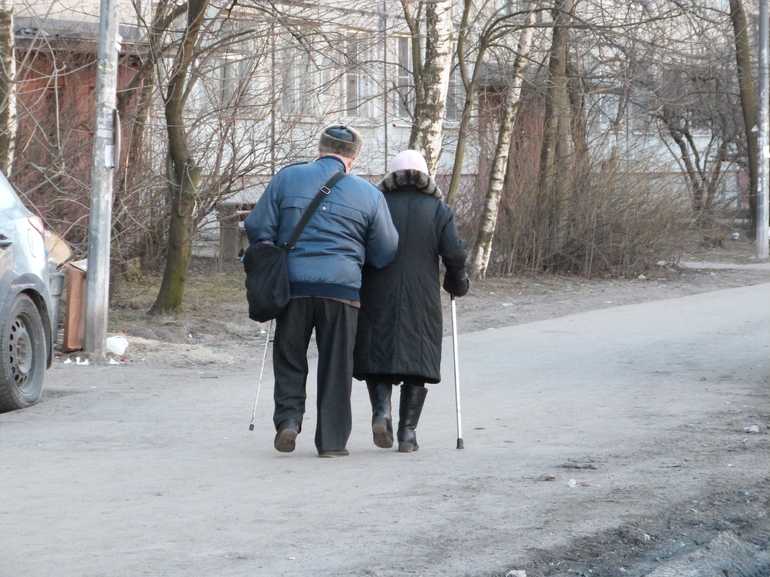 В Петербурге будут отстранять от работы непривитых пенсионеров