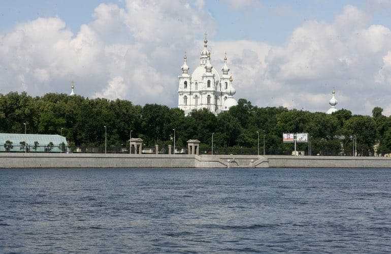 Иконостас Смольного собора восстановят в Петербурге |