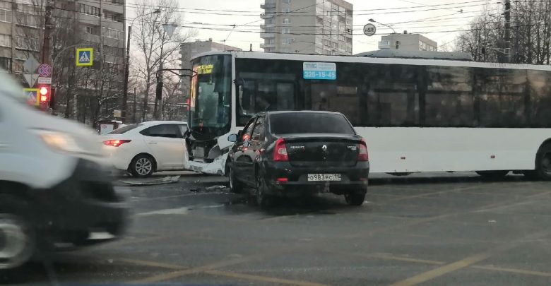 Автобус + Логан прямо посреди перекрёстка Полюстровкого и Пискаревского.
