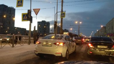 Проезд перекрестка Наличной и Одоевского, помимо ДТП на перекрестке и неработающего светофора, усугубляет стоящий…