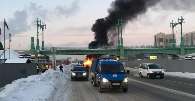 На Пулковском шоссе под ж/д мостом загорелся автомобиль УАЗ Патриот. Водитель успел выбежать Собирается…