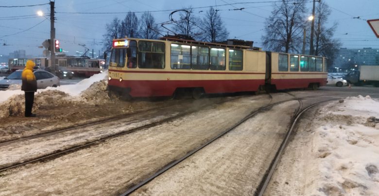 Трамвай съехал с пути в 9:00 у Володарского моста