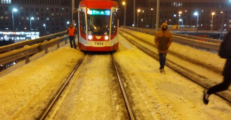 Обрыв сети, трамваи встали на Володарском мосту в 21:00