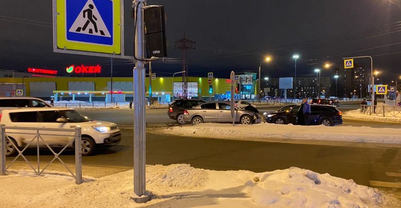 Авария на перекрёстке Богатырского и Сизова