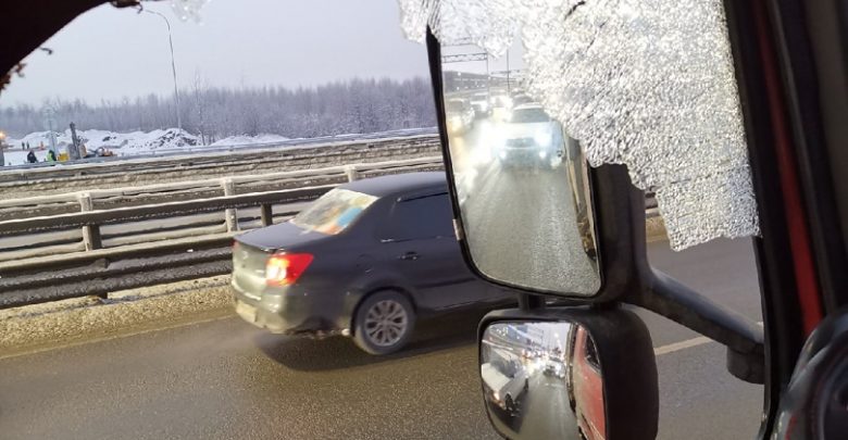 Неприятный случай произошел с шофером грузовика на кольцевой автодороге в Петербурге. В его машине…