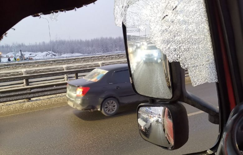 Неприятный случай произошел с шофером грузовика на кольцевой автодороге в Петербурге. В его машине…