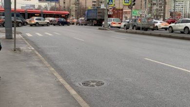 На перекрёстке Жукова и Казакова не работает светофор. Все едут как хотят, а пешеходы…