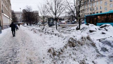 На Ленинском проспекте продолжает лежать снег. Его периодически сгребают в кучи и на этом…