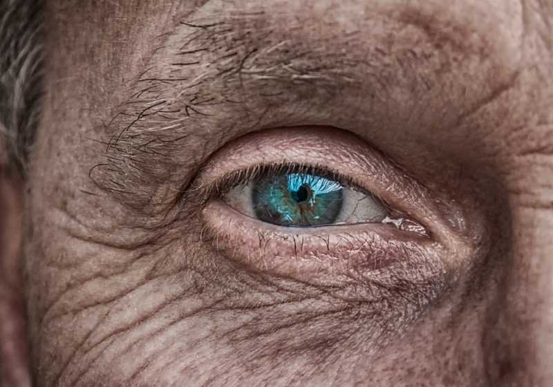 Американские ученые заявили, что существует три этапа старения человека