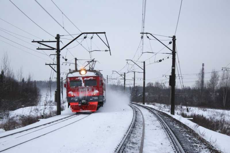 Пассажиры два часа замерзали в остановившихся ледяных электричках под Тихвином