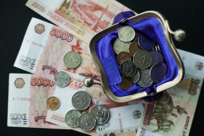 Россияне ждут обвала рубля до 80 за доллар после Нового года