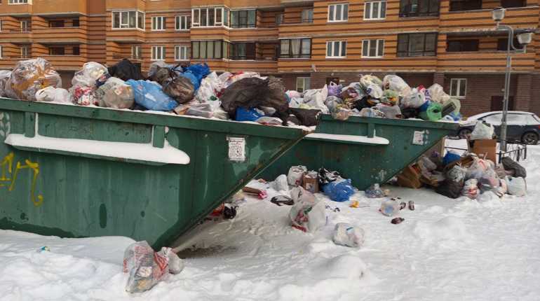 В Мурино жалуются на мусор и неочищенные тротуары после снегопада