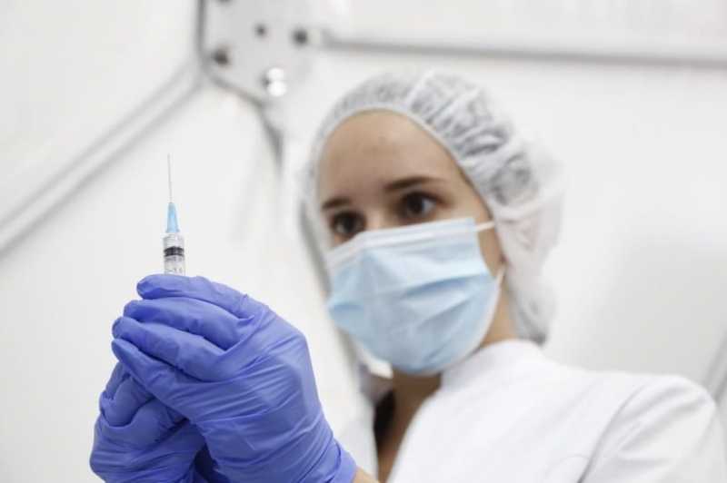 Вакцина от COVID для подростков появится в Петербурге в январе