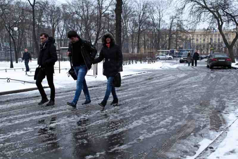 Петербуржцев предупредили о гололедице в четверг