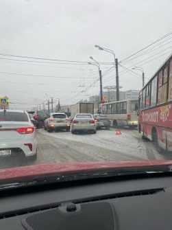 Три машины собрались обсудить погоду на перекрёстке улицы Дыбенко и проспекта Большевиков. По Большевиков…
