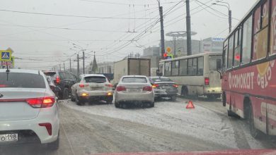 Три машины собрались обсудить погоду на перекрёстке улицы Дыбенко и проспекта Большевиков. По Большевиков…