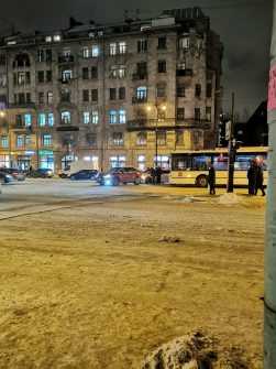 ДТП на повороте с Лиговского к Кузнечному переулку. Весь общественный транспорт в сторону Площади…