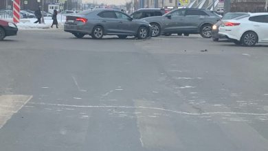 На перекрёстке Королёва и Сизова в сторону Репищевой, после ДТП осталась одна полоса