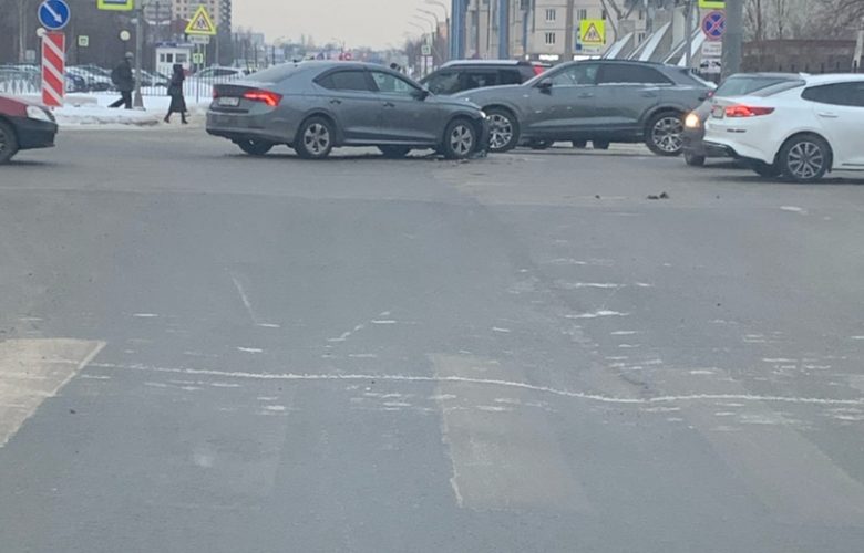 На перекрёстке Королёва и Сизова в сторону Репищевой, после ДТП осталась одна полоса