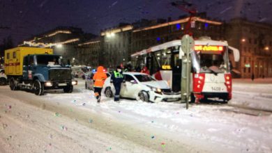 Автомобиль залетел под трамвай , не заметил его на перекрёстке Московского и Благодатной