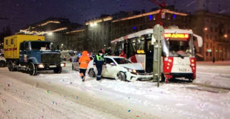 Автомобиль залетел под трамвай , не заметил его на перекрёстке Московского и Благодатной