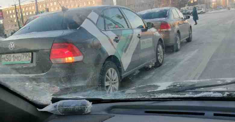 Два полуседана нашли друг друга. Не без каршеринга конечно :) Перекресток Народной и Дальневосточного….