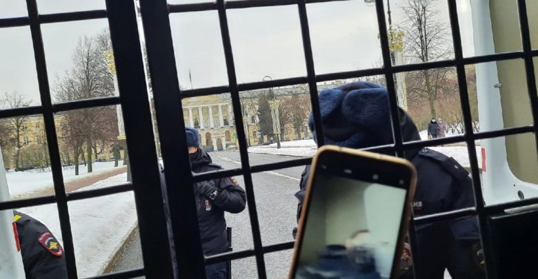 В Санкт-Петербурге были задержаны активисты, которые надели коньки и взяли костыли в знак протеста…