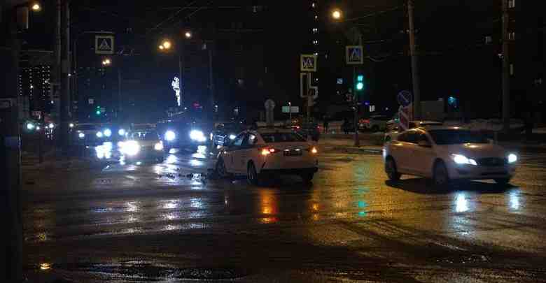 В 17:30 на перекрестке ул. Доблести и Ленинского проспекта, черный пикап протаранил полицейскую машину