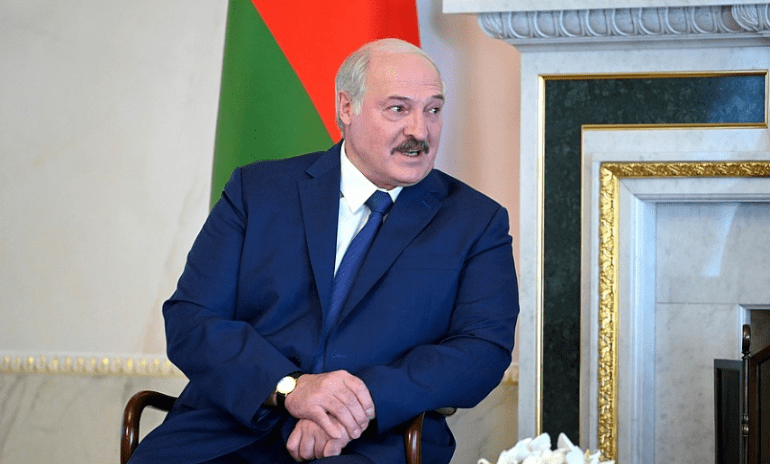 Александр Лукашенко перенес омикрон «на ногах»