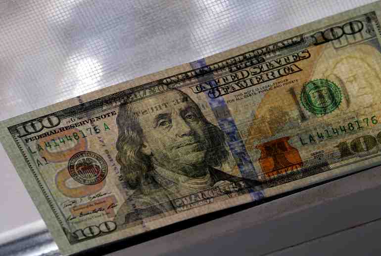 Эксперт предрекает падение курса доллара до 63 рублей