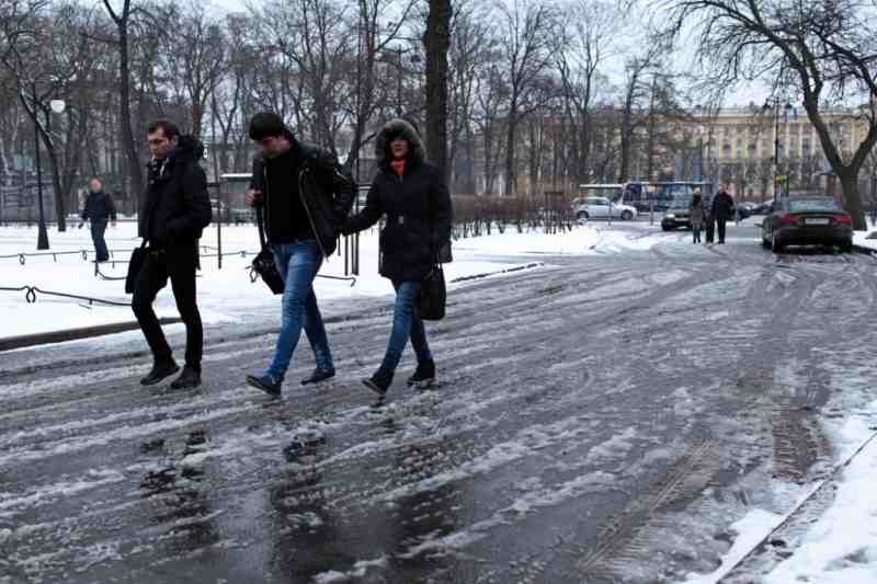 Петербуржцев предупредили о ветре и гололедице 18 января