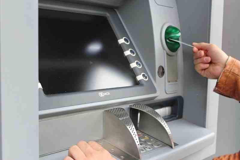 Экономист предсказал россиянам "забег по банкоматам" из-за обесценивания денег
