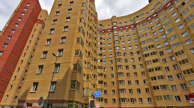 На Ленинском проспекте жильцы "двушки" тушили натяжной потолок