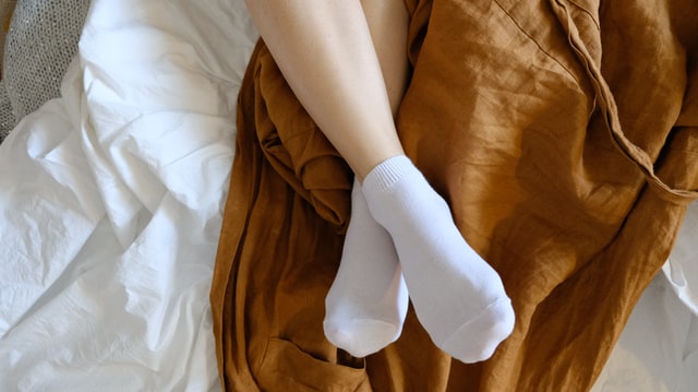 Ученые: носки помогут справиться с бессонницей