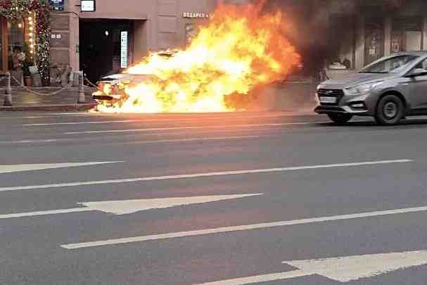 На Невском проспекте горит автомобиль