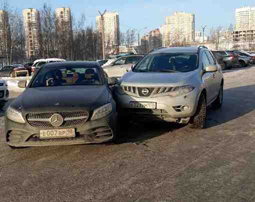 ДТП между Мерседесом и Ниссаном на парковке ТК Меркурий