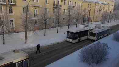 Неубранный снег на проезжей части не дал разъехаться двум автобусам на центральной улице, в…
