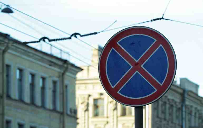 Водителям запретят парковку на выезде с Большой Конюшенной на Невский