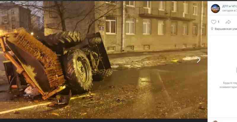 Трактор перевернулся после столкновения с легковушкой на Варшавской