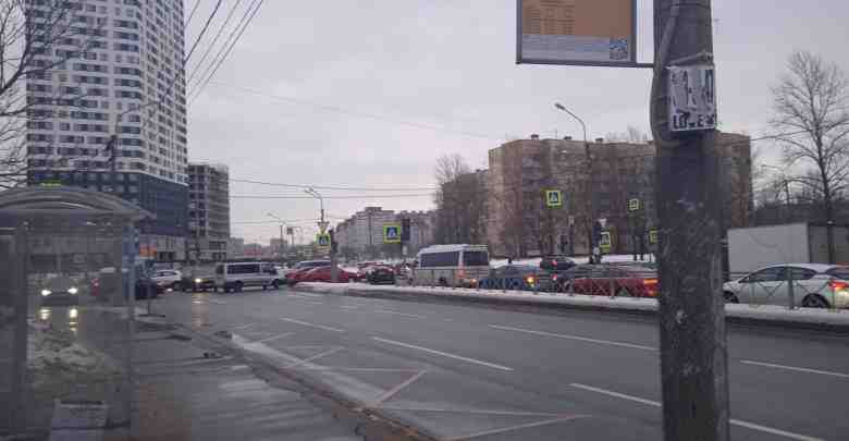 На перекрестке улицы Орджоникидзе и проспекта Гагарина. Не работают светофоры. Выбирайте другие маршруты. Пока…