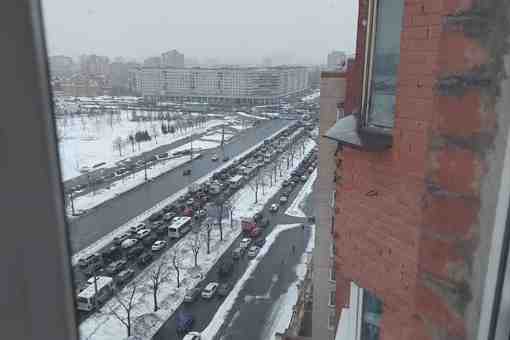 Выключены светофоры на перекрёстке Славы и Бухарестской. Ад начался, но, кажется приехал ДПС