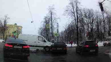 Перекресток Бабушкина и Ткачей в сторону метро Елизаровская занят парнями на Ладе и белым…