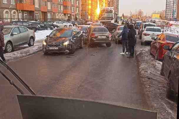 На Шоссе в Лаврики 85 автомобилисты устроили ДТП, перекрыв дорогу и машины не хотят…