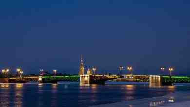 Праздничная подсветка украсила Дворцовый мост в Петербурге в честь Международного женского дня