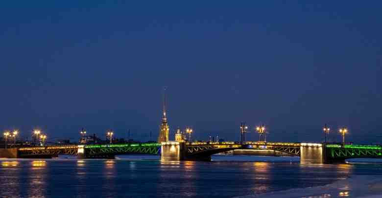 Праздничная подсветка украсила Дворцовый мост в Петербурге в честь Международного женского дня