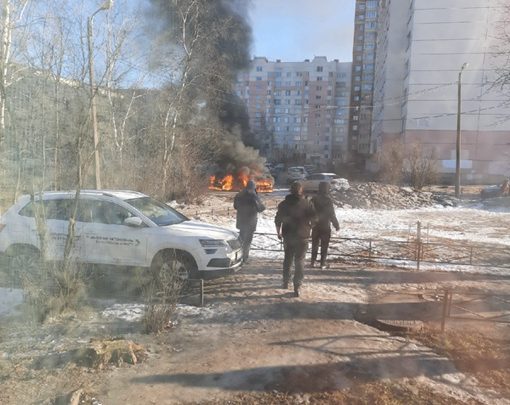 Сгорело 2 машины на Проспекте Народного Ополчения.Пожар потушили